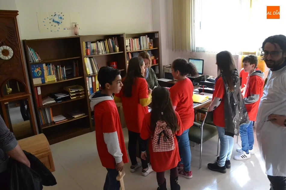 Foto 7 - Harry Potter gu&iacute;a por el IES Tierra a los futuros alumnos del centro  