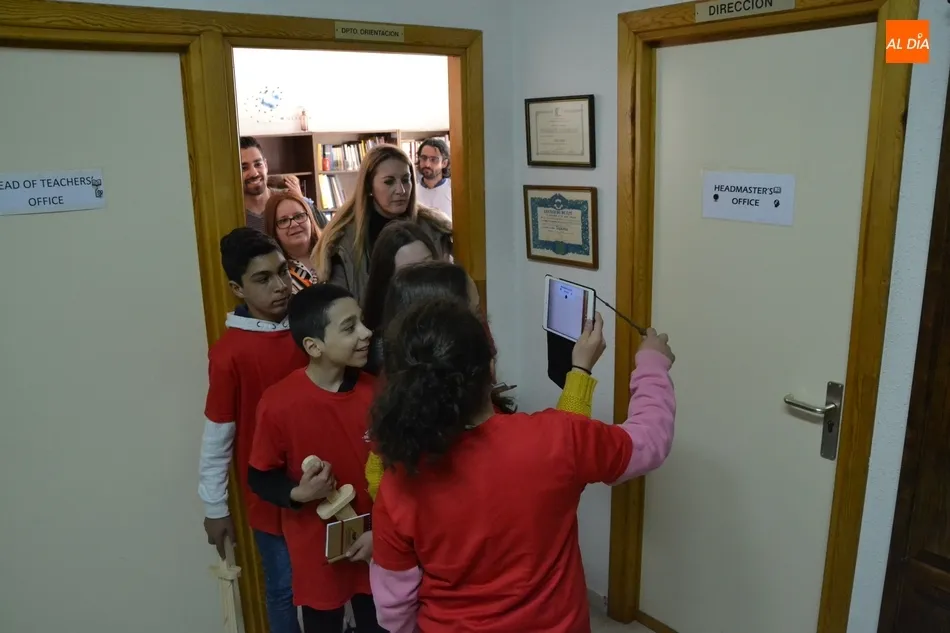 Foto 5 - Harry Potter gu&iacute;a por el IES Tierra a los futuros alumnos del centro  