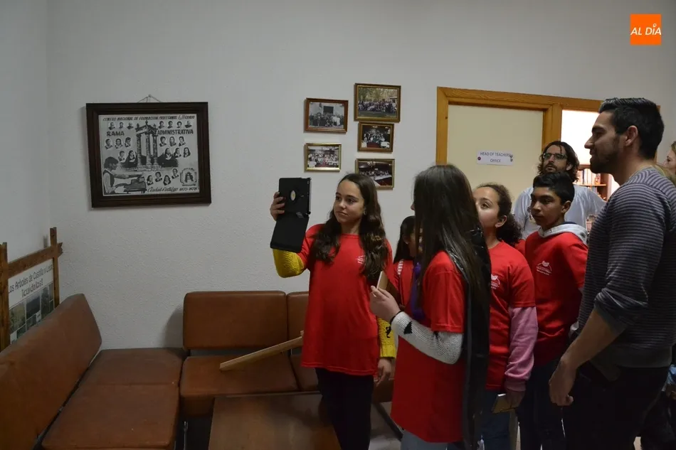 Foto 4 - Harry Potter gu&iacute;a por el IES Tierra a los futuros alumnos del centro  