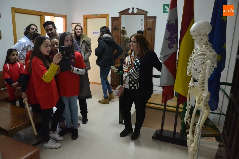 Foto 3 - Harry Potter gu&iacute;a por el IES Tierra a los futuros alumnos del centro  