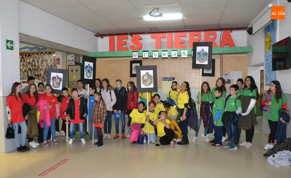 Foto 2 - Harry Potter gu&iacute;a por el IES Tierra a los futuros alumnos del centro  