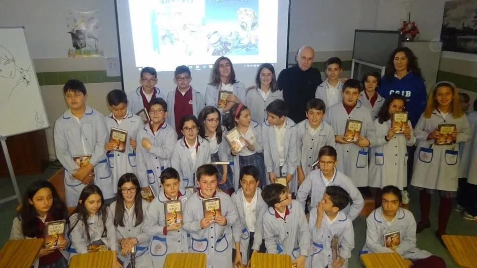 Alumnos del Colegio San Bosco posan con el ilustrador David Guirao tras la charlat
