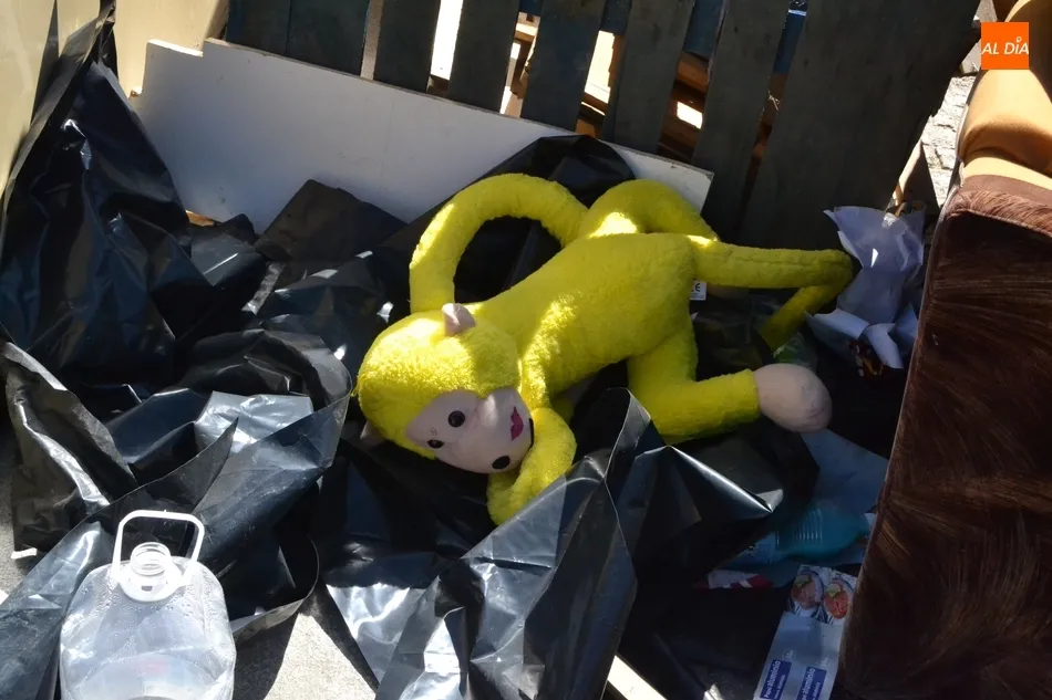 Sofás, cubiteras, muñecos gigantes o disfraces, en la colección de restos de basura de las...