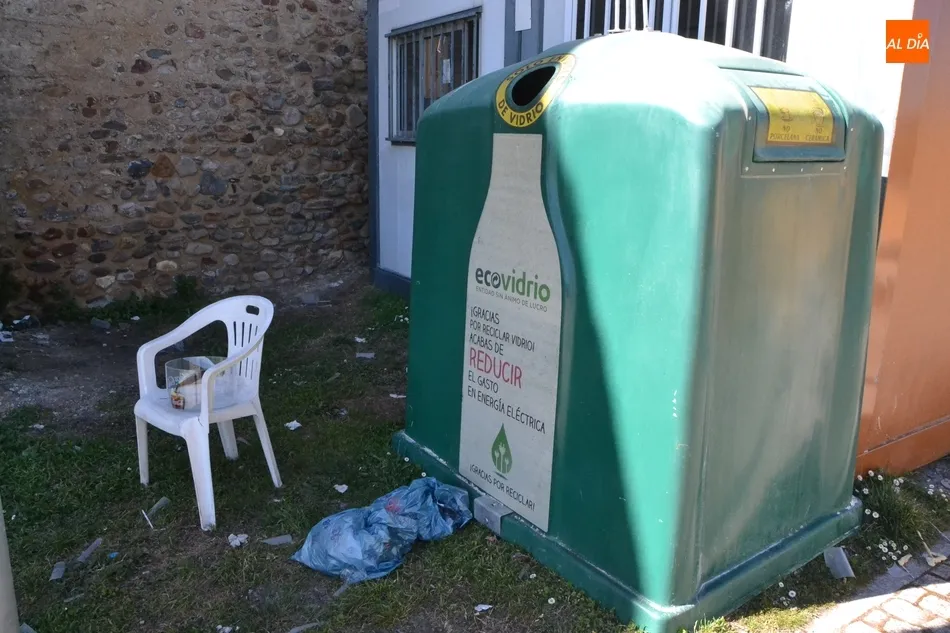 Foto 9 - Sof&aacute;s, cubiteras, mu&ntilde;ecos gigantes o disfraces, en la colecci&oacute;n de restos de basura de las...