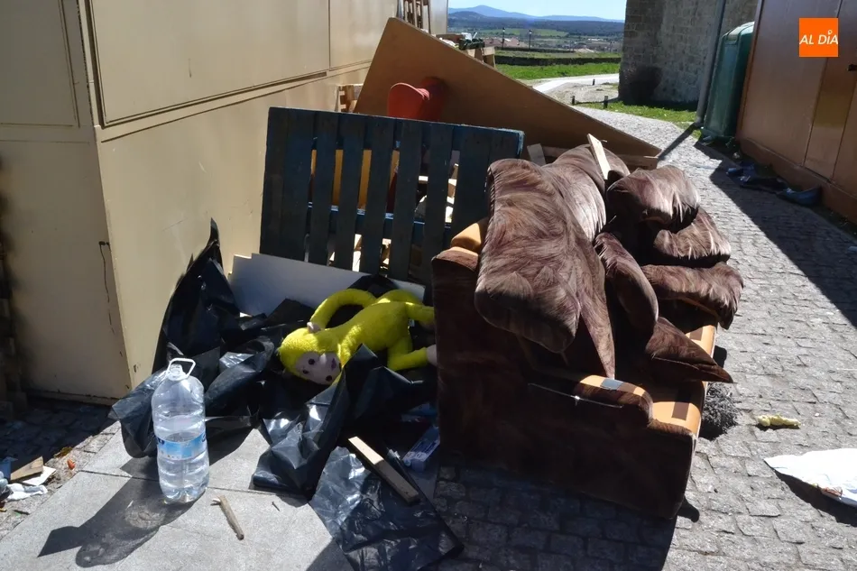 Foto 5 - Sof&aacute;s, cubiteras, mu&ntilde;ecos gigantes o disfraces, en la colecci&oacute;n de restos de basura de las...