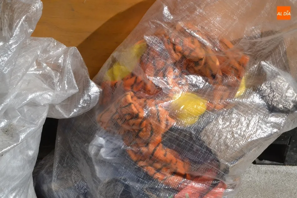 Foto 4 - Sof&aacute;s, cubiteras, mu&ntilde;ecos gigantes o disfraces, en la colecci&oacute;n de restos de basura de las...
