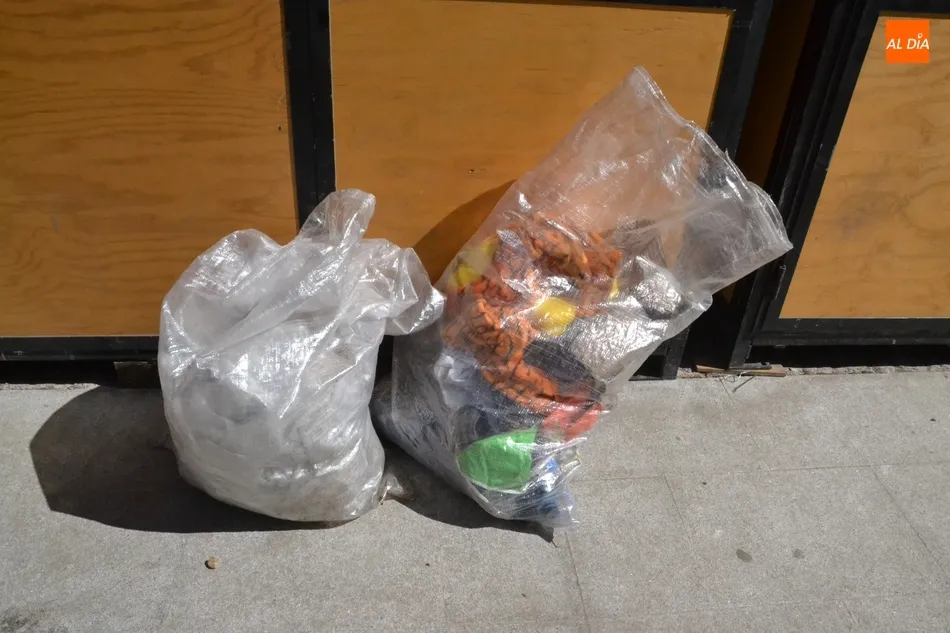 Foto 3 - Sof&aacute;s, cubiteras, mu&ntilde;ecos gigantes o disfraces, en la colecci&oacute;n de restos de basura de las...
