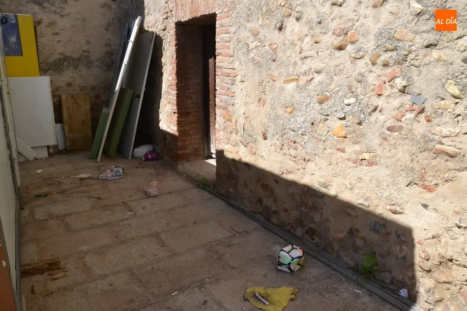 Foto 2 - Sof&aacute;s, cubiteras, mu&ntilde;ecos gigantes o disfraces, en la colecci&oacute;n de restos de basura de las...