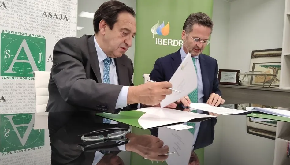 El director comercial de Iberdrola en España, Alfonso Calderón, y el presidente de ASAJA, Pedro Barato