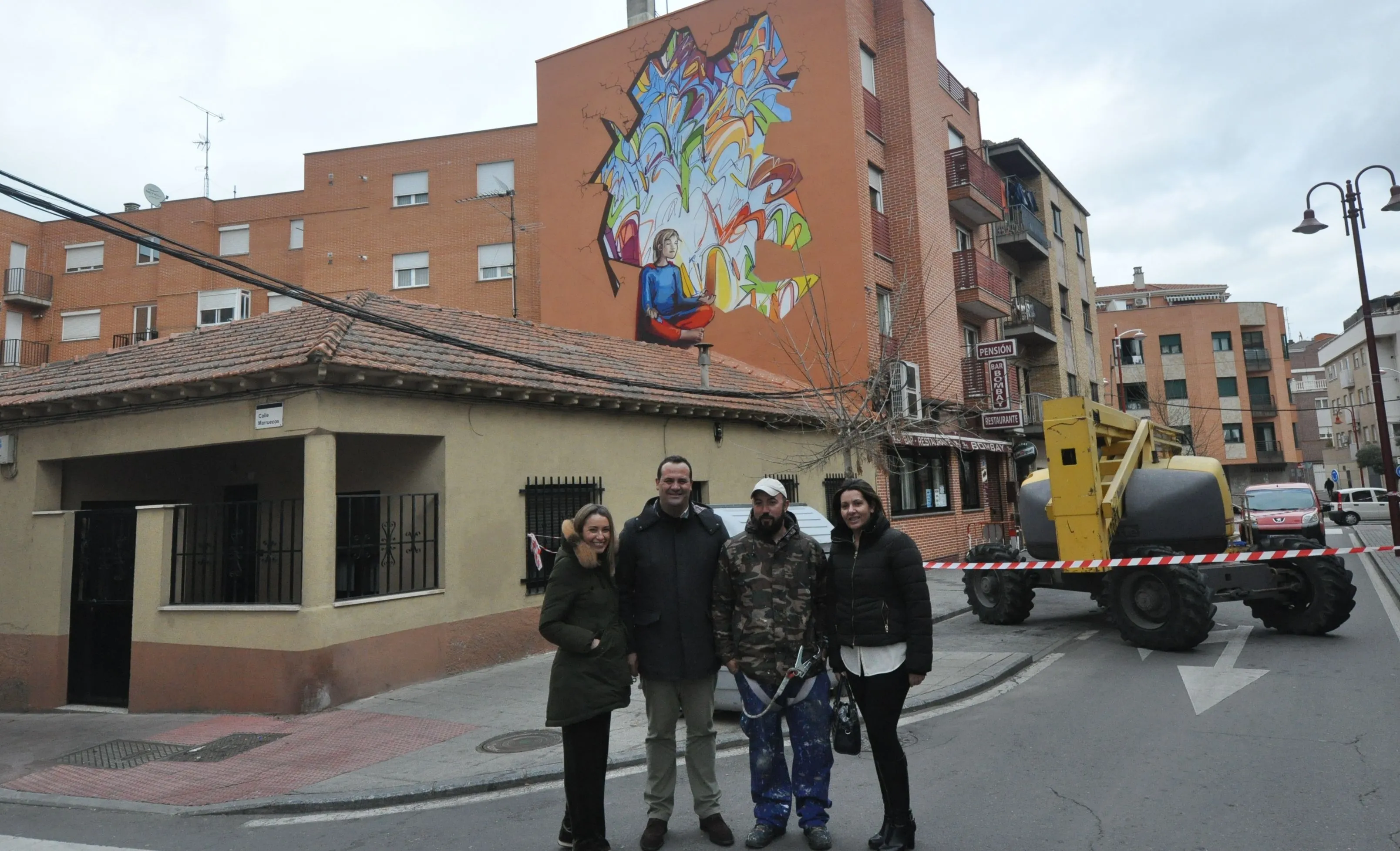 El alcalde de Santa Marta, las concejalas Marta Labrador y Silvia González y el artista posan junto a la última pintura muraly