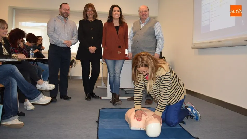 La Asociación El Paciente Experto imparte el primer curso ‘RCP y uso del desfibrilador’