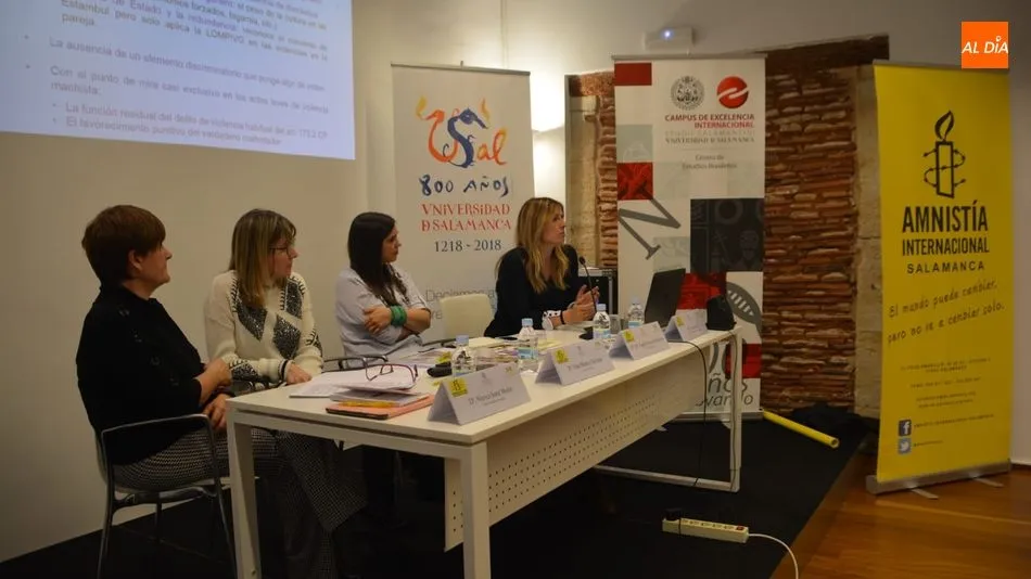 Amnistía Internacional ha celebrado una mesa redonda sobre la lucha de las mujeres por sus derechos. Foto: Lydia González