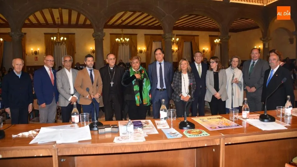 Numerosas autoridades han asistido al acto de presentación del 25 aniversario del Comedor de los Pobres. Foto: Lydia González