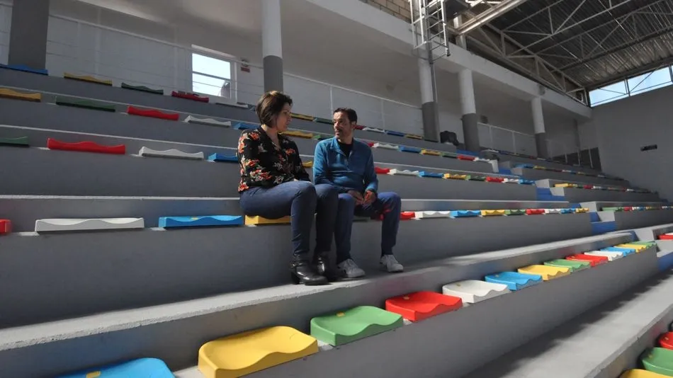 Silvia González, concejal de Deportes, junto a Francisco Samaniego, monitor deportivo, en su visita a las obras realizadas en el pabellón municipal