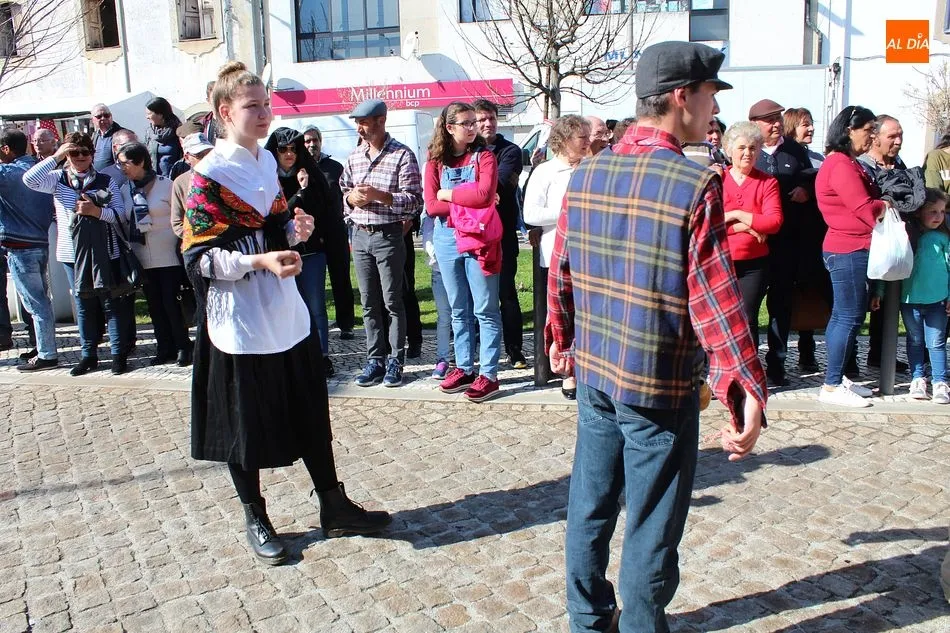 Foto 3 - Concluyen las Fiestas del Almendro en Flor de Foz C&ocirc;a con un alegre desfile etnogr&aacute;fico  