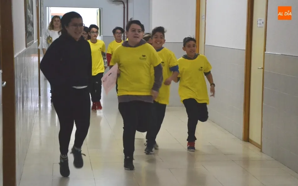 Alumnos del Colegio Miróbriga en plena gymkana por el IES Tierra de Ciudad Rodrigo
