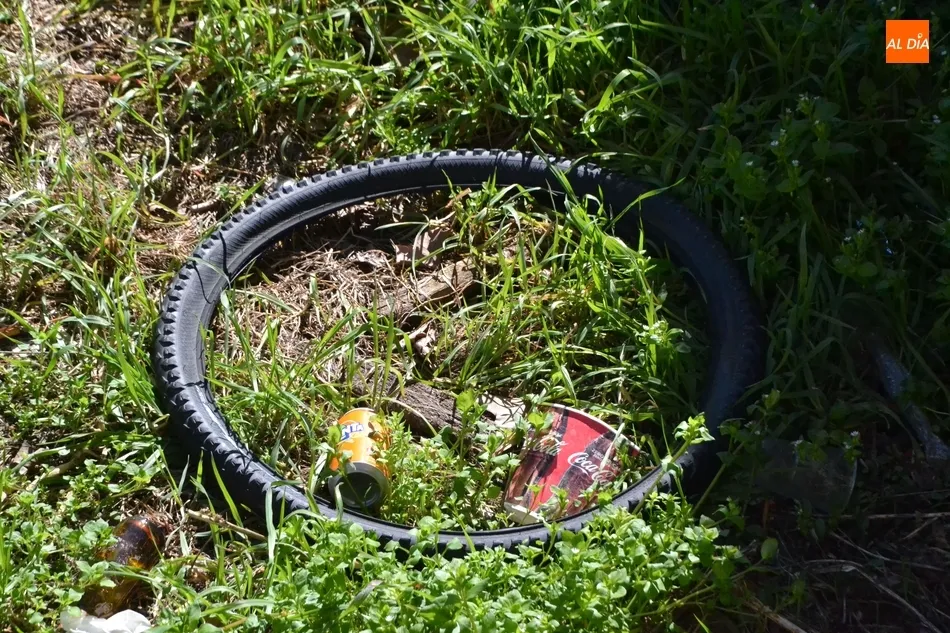 Los fosos mantienen la basura carnavalera a las puertas de la Recreación de 1944  