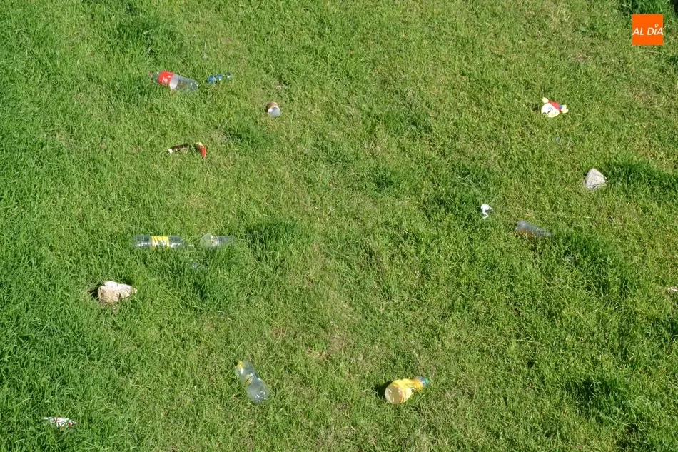 Foto 10 - Los fosos mantienen la basura carnavalera a las puertas de la Recreaci&oacute;n de 1944  