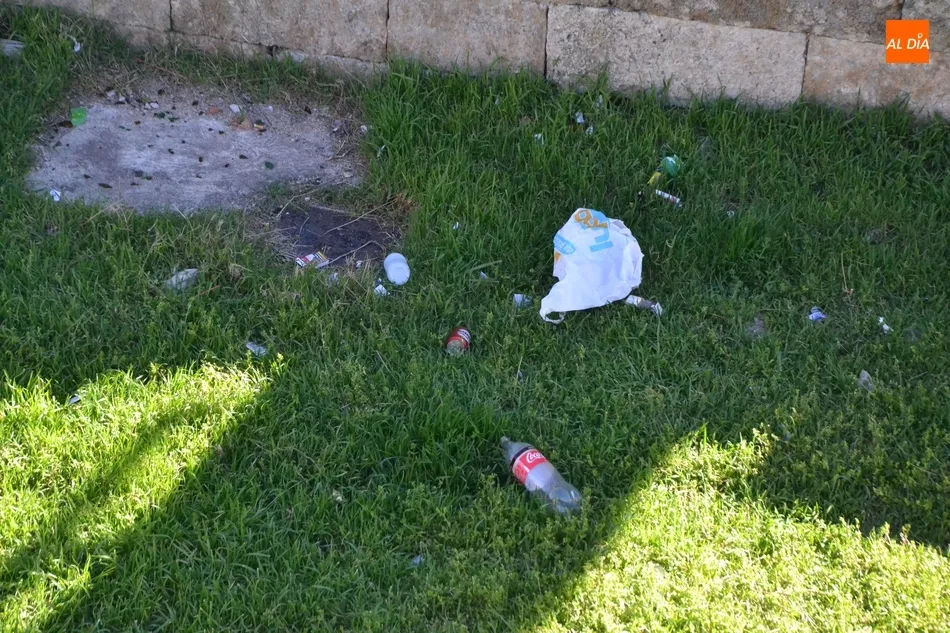Foto 9 - Los fosos mantienen la basura carnavalera a las puertas de la Recreaci&oacute;n de 1944  