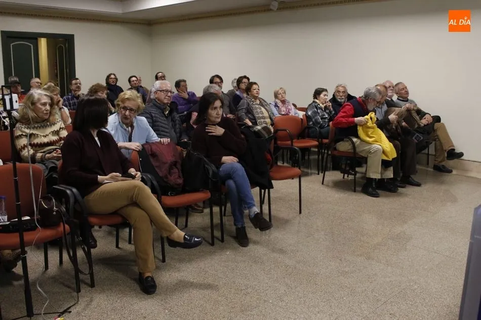 Foto 4 - El escritor y periodista F&eacute;lix Mara&ntilde;a repasa en el Teatro Liceo el paso de Unamuno por Hendaya  