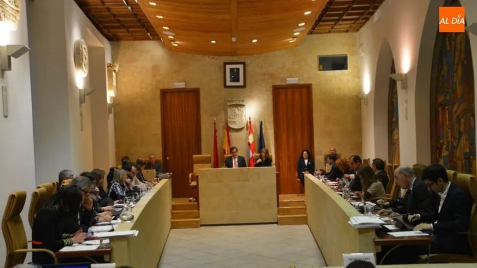 El pleno extraordinario, durante el debate de los presupuestos. Fotos: Lydia González