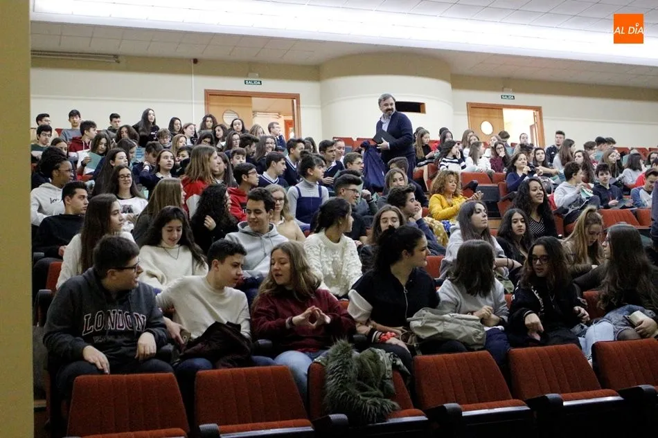 Foto 5 - M&aacute;s de 260 alumnos de institutos salmantinos participan en el &lsquo;Unistem Day&rsquo;