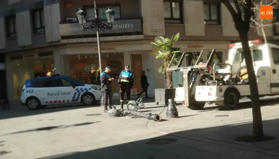 Foto 3 - Un veh&iacute;culo derriba una farola a la puerta del Colegio Oficial de M&eacute;dicos