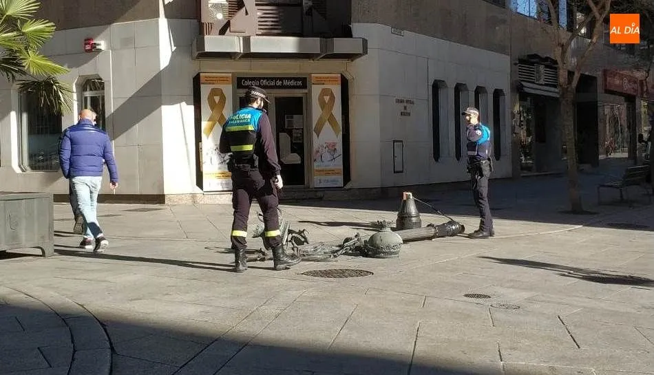 Foto 2 - Un veh&iacute;culo derriba una farola a la puerta del Colegio Oficial de M&eacute;dicos