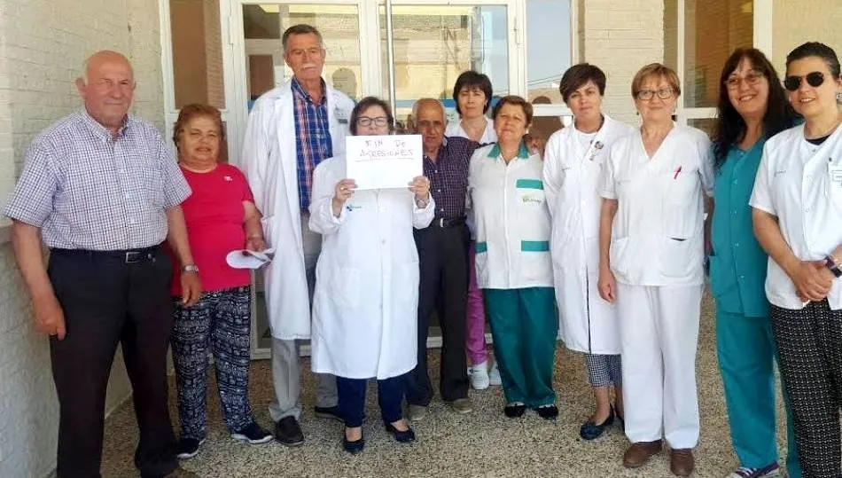 Sanitarios del centro de salud de Villoria, en una protesta contra las agresiones a profesionales del sector