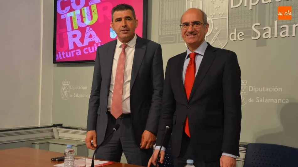 El diputado de Cultura, Julián Barerra, y el presidente de La Salina, Javier Iglesias