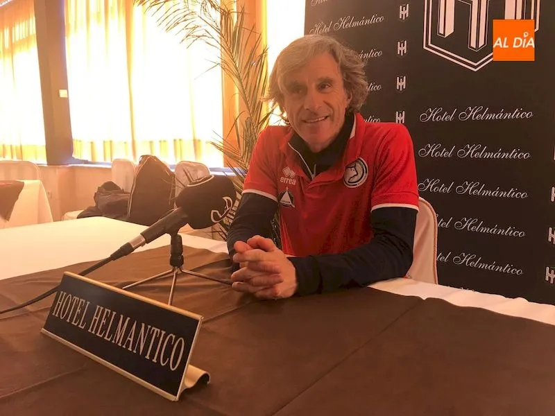 Roberto Aguirre durante la rueda de prensa