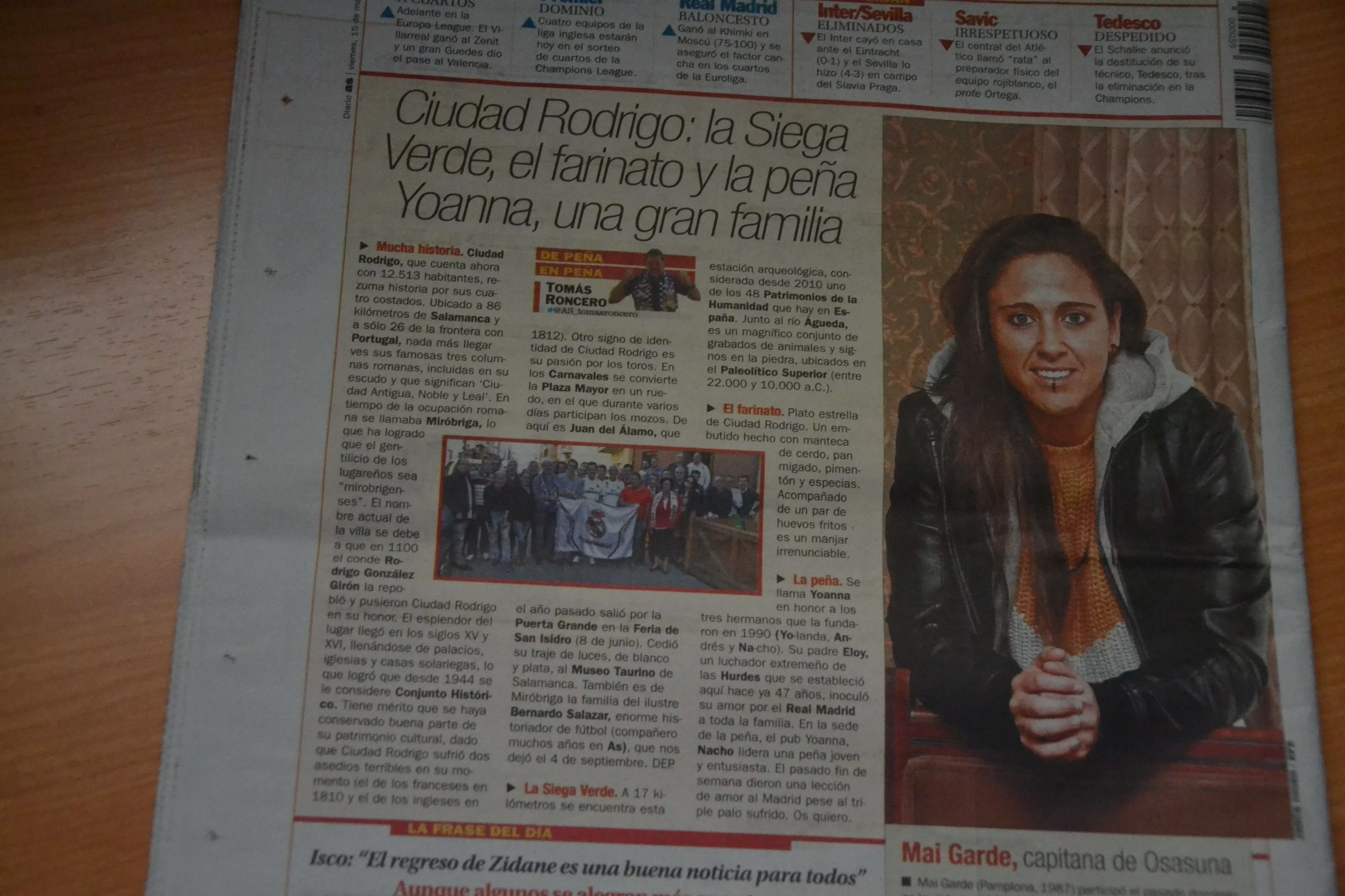 Foto 2 - Tom&aacute;s Roncero dedica a Ciudad Rodrigo y a Siega Verde la contraportada del AS  