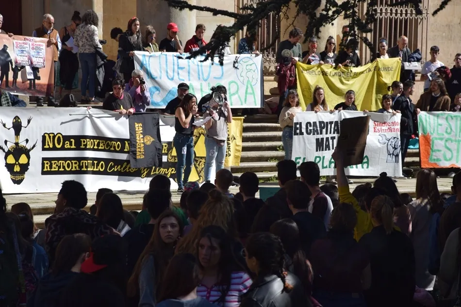 Foto 2 - M&aacute;s de 400 manifestantes se unen a las movilizaciones europeas contra el cambio clim&aacute;tico