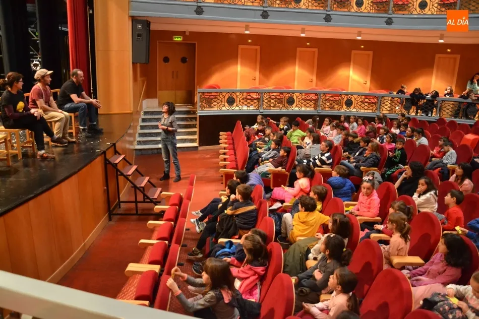 Los escolares de 1º de Primaria disfrutan de un espectáculo de circo contemporáneo  