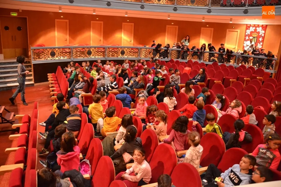 Foto 4 - Los escolares de 1&ordm; de Primaria disfrutan de un espect&aacute;culo de circo contempor&aacute;neo  