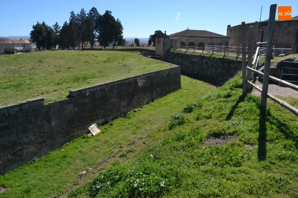 Foto 6 - Retirado el Puente de Aris a la par que se limpian los fosos  