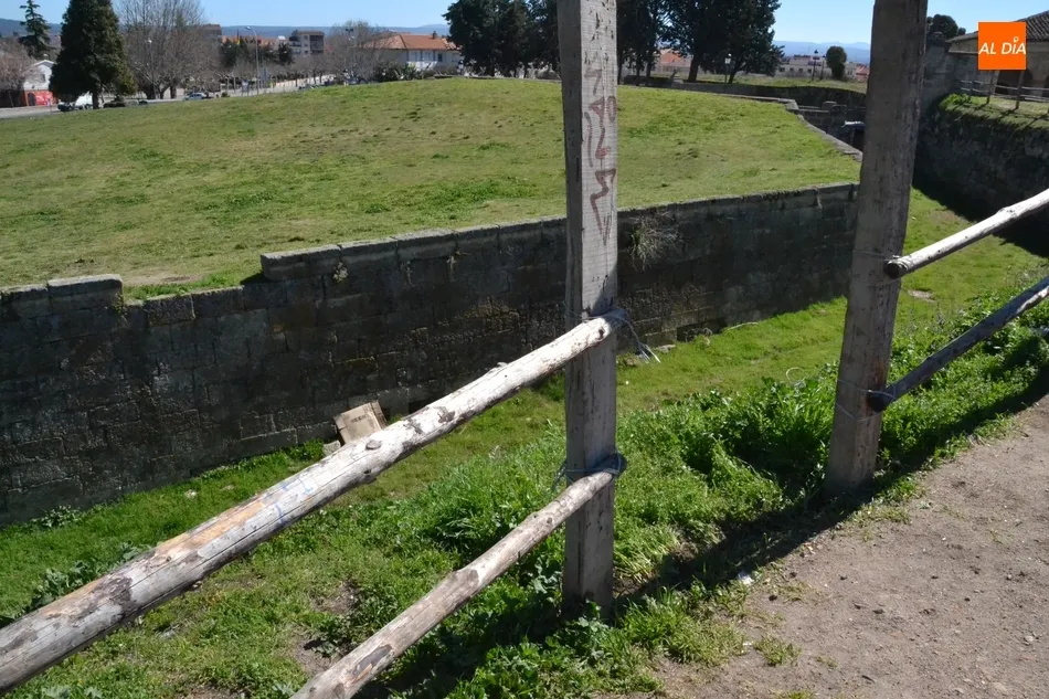 Foto 5 - Retirado el Puente de Aris a la par que se limpian los fosos  