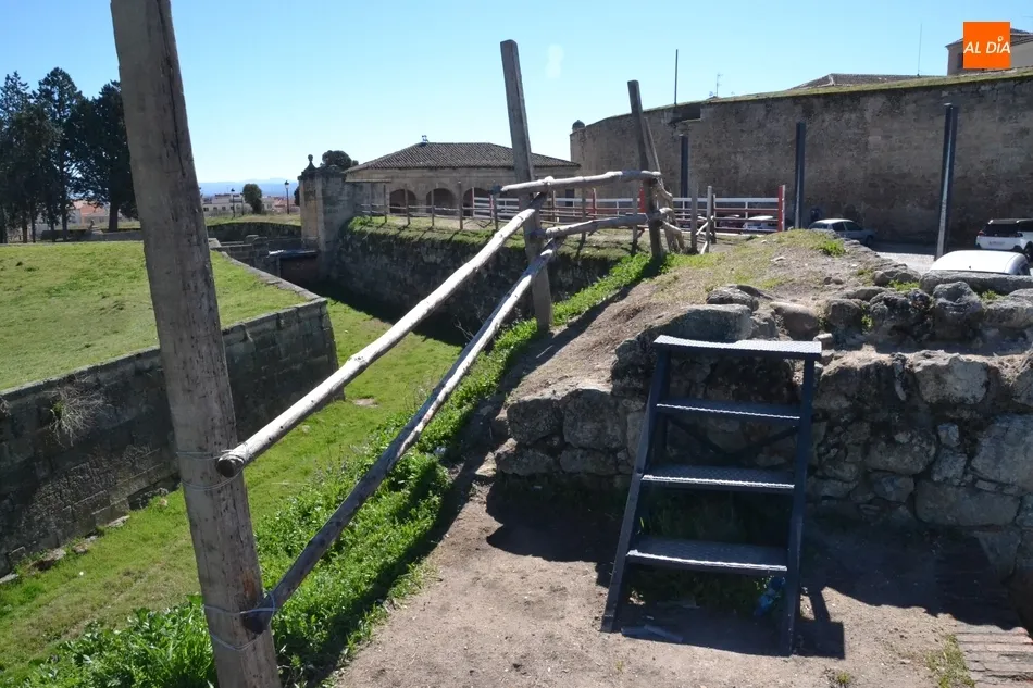Foto 4 - Retirado el Puente de Aris a la par que se limpian los fosos  