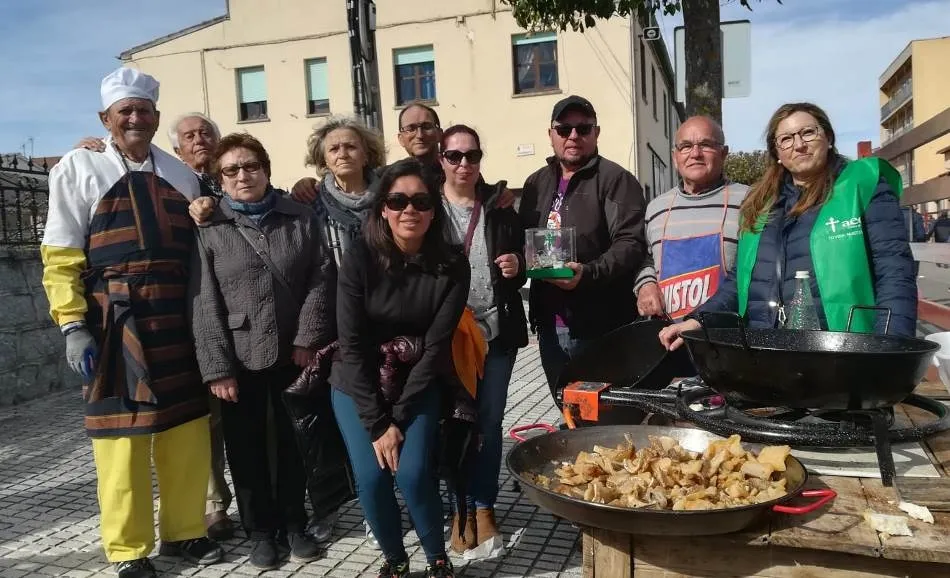Foto 2 - La AECC recibe los casi 500&euro; recaudados en el almuerzo solidario del Domingo de Carnaval  