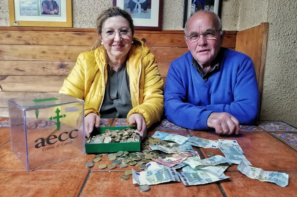 La AECC recibe los casi 500€ recaudados en el almuerzo solidario del Domingo de Carnaval  