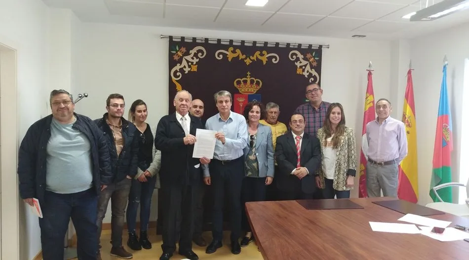 El presidente de la Asociación Salvar el Archivo y miembros de la Corporación que han apoyado el manifiesto