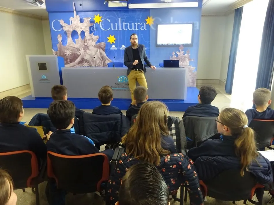 Foto 7 - Los escolares de Primaria del Colegio San Juan Bosco visitan el Ayuntamiento