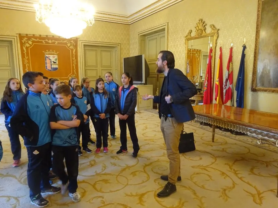 Foto 6 - Los escolares de Primaria del Colegio San Juan Bosco visitan el Ayuntamiento