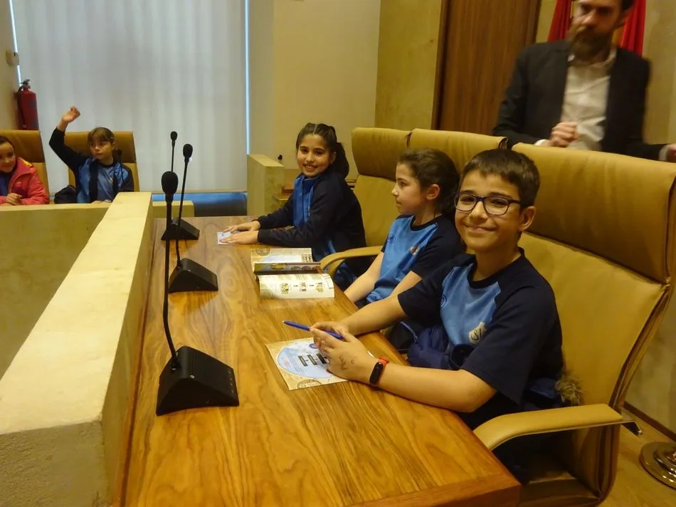 Foto 3 - Los escolares de Primaria del Colegio San Juan Bosco visitan el Ayuntamiento
