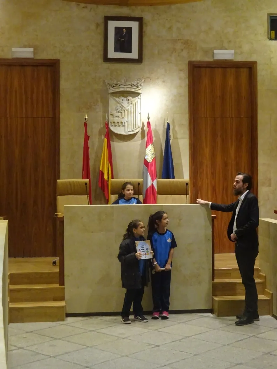 Foto 2 - Los escolares de Primaria del Colegio San Juan Bosco visitan el Ayuntamiento