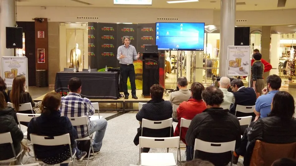 Foto 2 - Los clientes del Centro Comercial El Tormes se interesan por el uso del Bitcoin