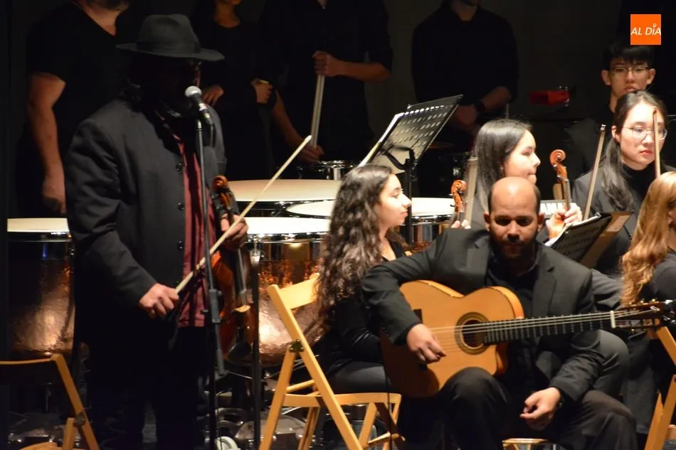 Foto 11 - M&uacute;sica y solidaridad llenan el Teatro Unicaja Banco a favor de C&aacute;ritas &nbsp;  