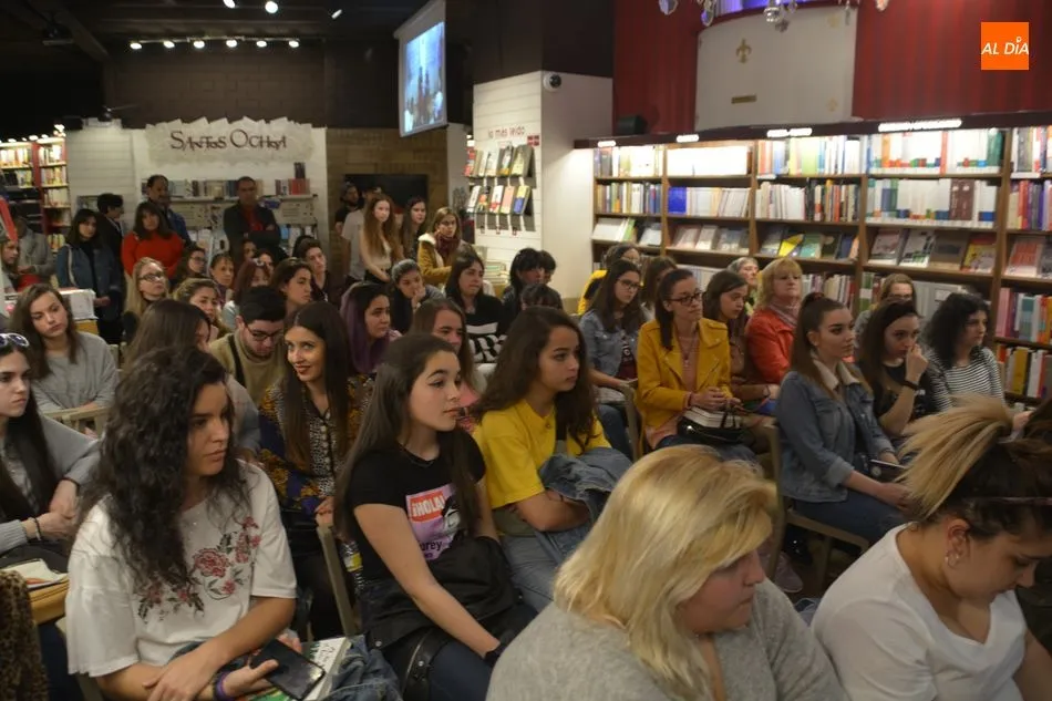 Foto 10 - Dulcinea presenta su &uacute;ltima novela en un ameno encuentro con los lectores salmantinos  