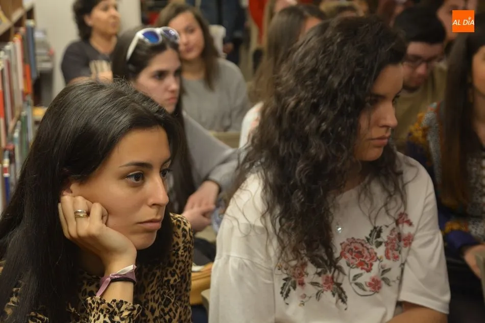 Foto 8 - Dulcinea presenta su &uacute;ltima novela en un ameno encuentro con los lectores salmantinos  
