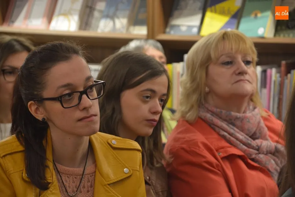 Foto 6 - Dulcinea presenta su &uacute;ltima novela en un ameno encuentro con los lectores salmantinos  